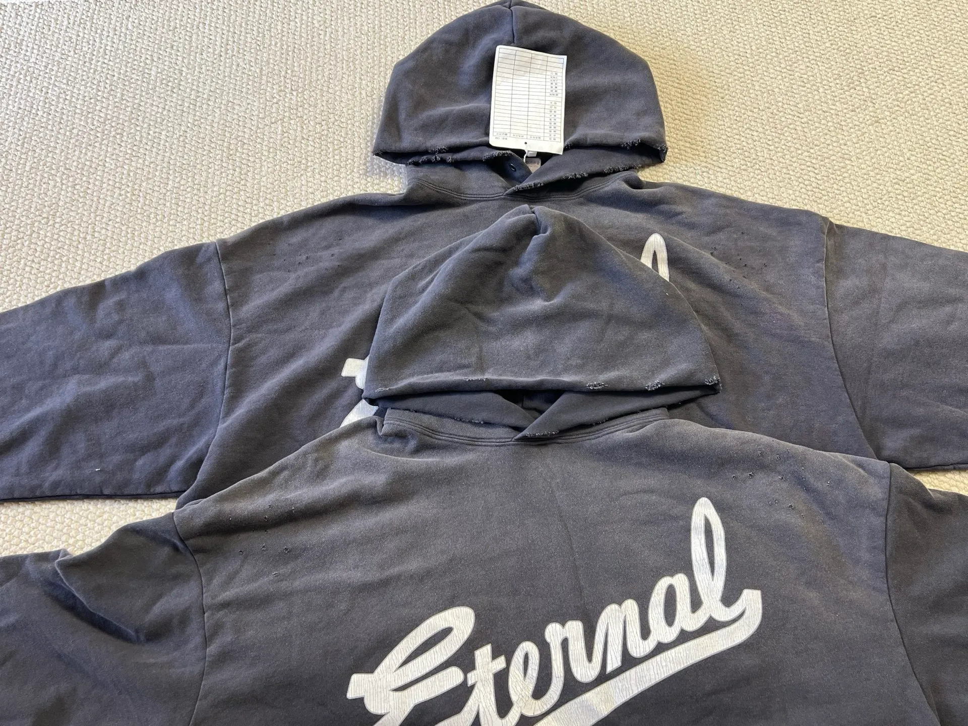 Pattern vs original SAINT Mxxxxxx × FEAR OF GOD FG_HOODIE/SNT OF GOD/BLK FOG joint model ETERNAL praying crosshair distressed hoodie. Washed black S-XL This season's hot and super popular joint model. The original version is the same. Spring and summer thin fabrics are comfortable on the upper body. The BOXY version with short fat and wide shoulder line is a fashion favorite. It has a high-end feel. Heavy washing and water fading technology. The horse is repositioned. Too much wear and damage and graffiti treatment. Correct version FOG co-branded main mark/wash mark/little angel mark